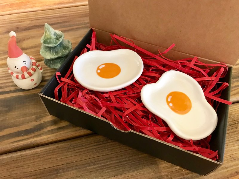 A set of two pieces of vitality poached egg, chopstick holder, bean dish, and small dishes - จานเล็ก - เครื่องลายคราม หลากหลายสี