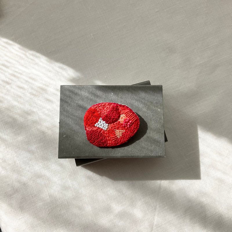 Brooch/Hand embroidery/2024 Red 003/ Boxed 1 item/ - Brooches - Cotton & Hemp Red