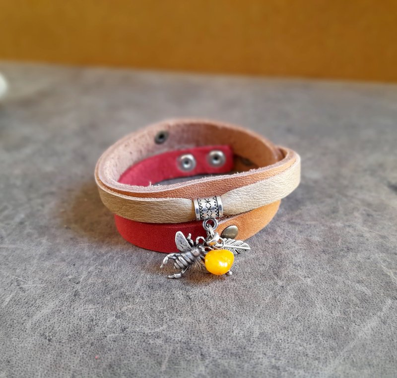 Leather Wrap Bracelet with Silver Bee Charm and Natural Amber Pendant - สร้อยข้อมือ - หนังแท้ สีแดง