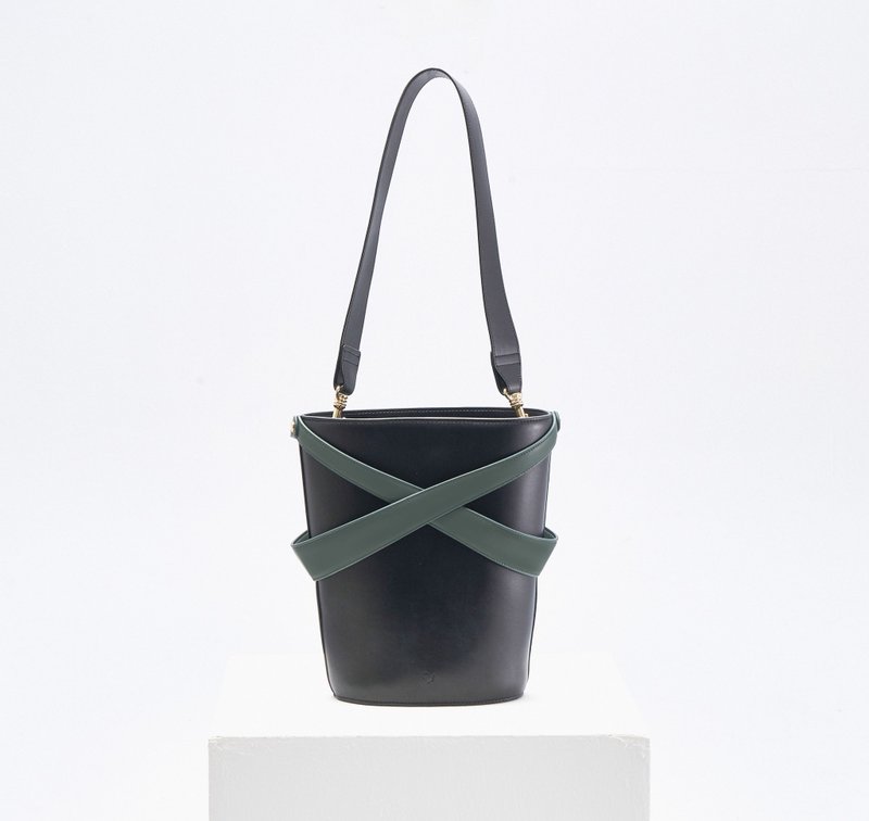 Cage Bucket Bag 素皮革 水桶包 側背包 黑色x綠色 - 側背包/斜背包 - 人造皮革 黑色