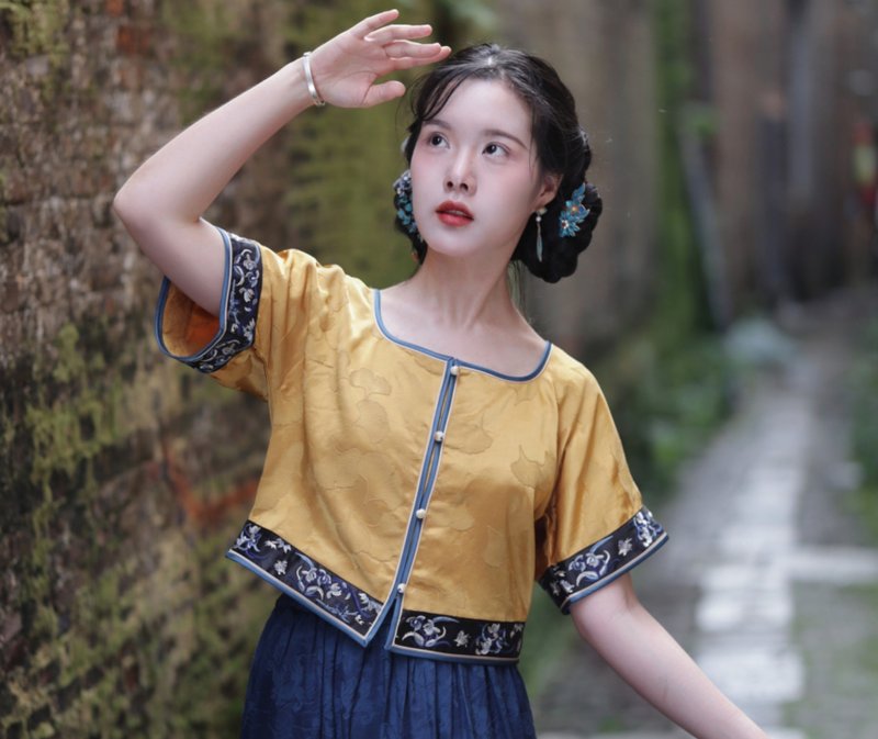 【閒乘月】民國復古風 人絲提花/方領刺繡上衣/半身裙 - 女上衣/長袖上衣 - 其他材質 藍色
