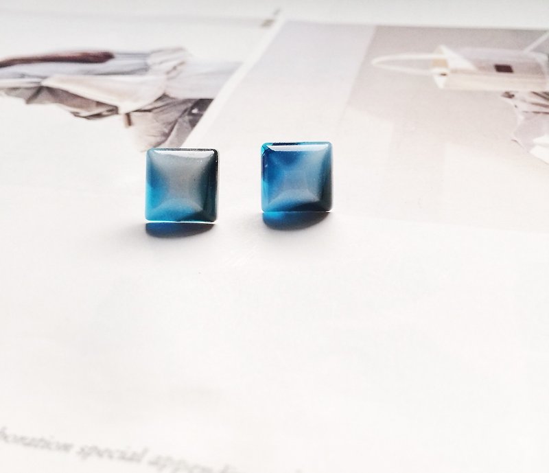 La Don  - 方寶石 藍白黑 耳針 - 耳環/耳夾 - 壓克力 藍色