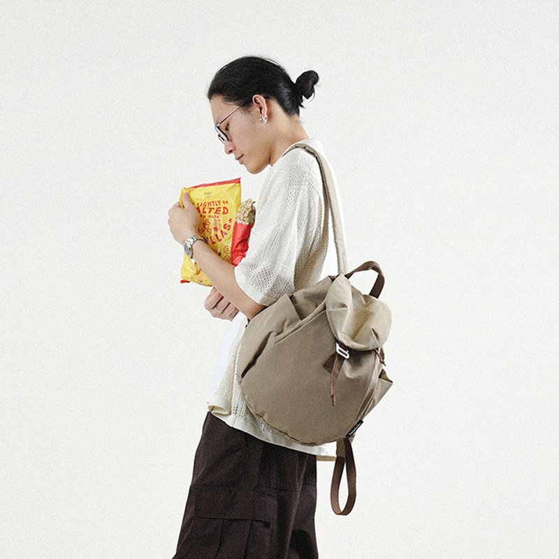 【FW25全新Wander系列】RORY 日常隨身背包 中號 (沙卡其) - 後背包/背包/書包 - 環保材質 卡其色