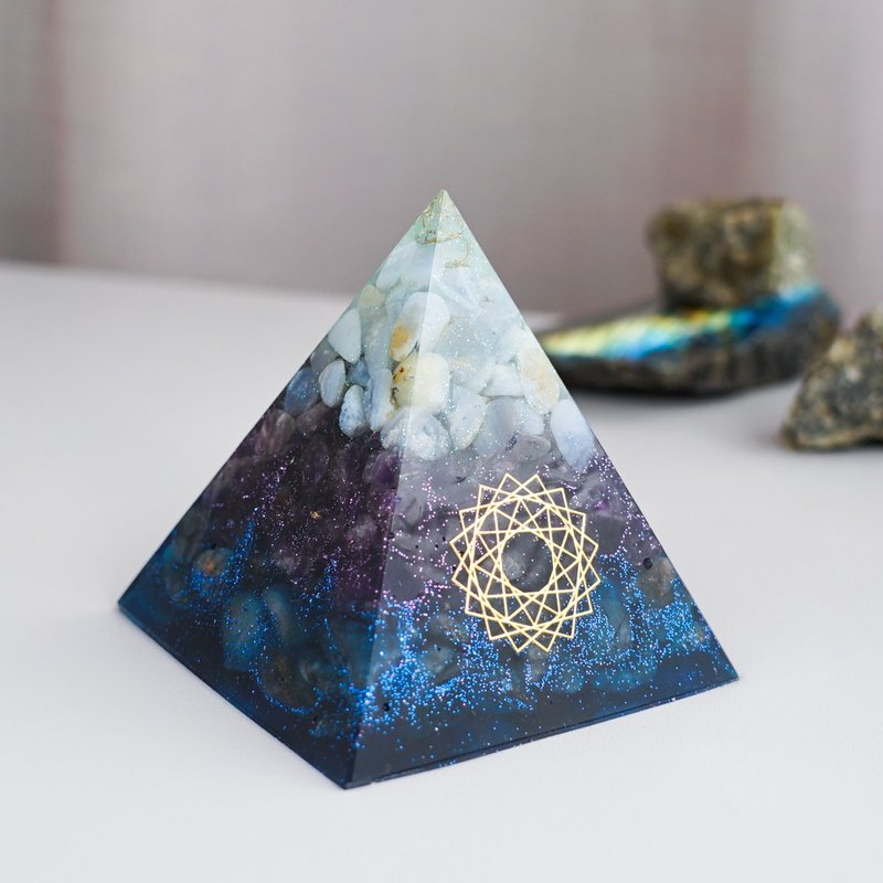 Preorder [Blue Chalcedony, Amethyst, Blue Hair Crystal] Orgonite Crystal Energy Pyramid 8x8cm - ของวางตกแต่ง - คริสตัล สีม่วง