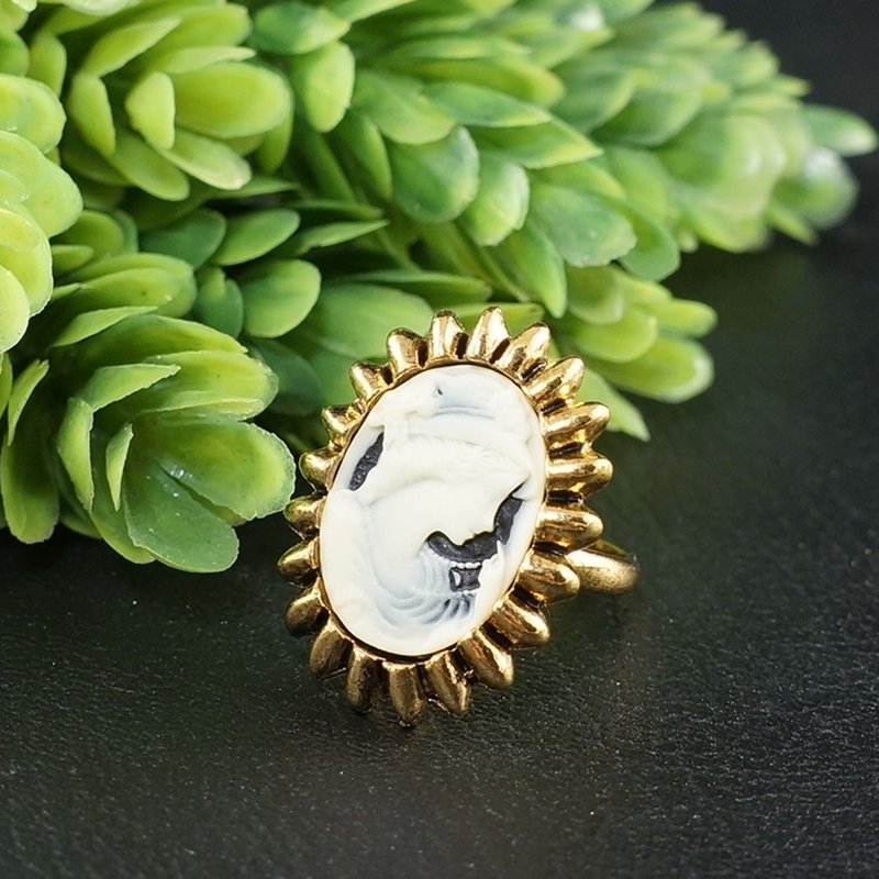 Ivory Lady Cameo Ring Cream White Girl Cameo Gold Adjustable Ring 女款首飾 - 戒指 - 其他材質 白色
