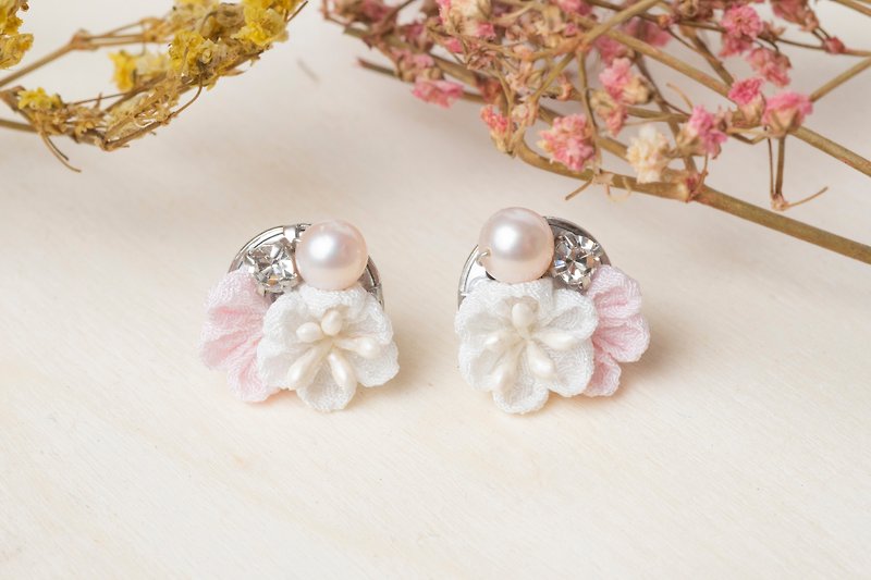 【小铃こすず】つまみ工業/ Freshwater Pearl Crystal and Wind Cloth Flower Earrings (Pink) - Earrings & Clip-ons - Other Man-Made Fibers Pink