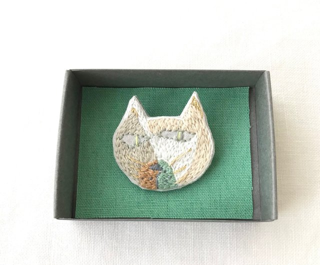 Brooch / Hand embroidery / Cat 002 / Boxed 1 item