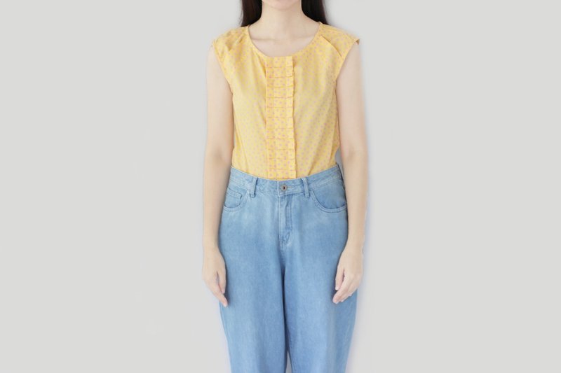 Sleeveless shirt, decorated with scales, yellow with polka dots. - 女裝上衣 - 棉．麻 黃色