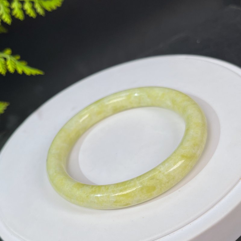 獨特菜花玉手鐲60MM 玉化淡黃色圓條玉手環 質地溫潤 色澤宜人 - 手鍊/手環 - 玉石 