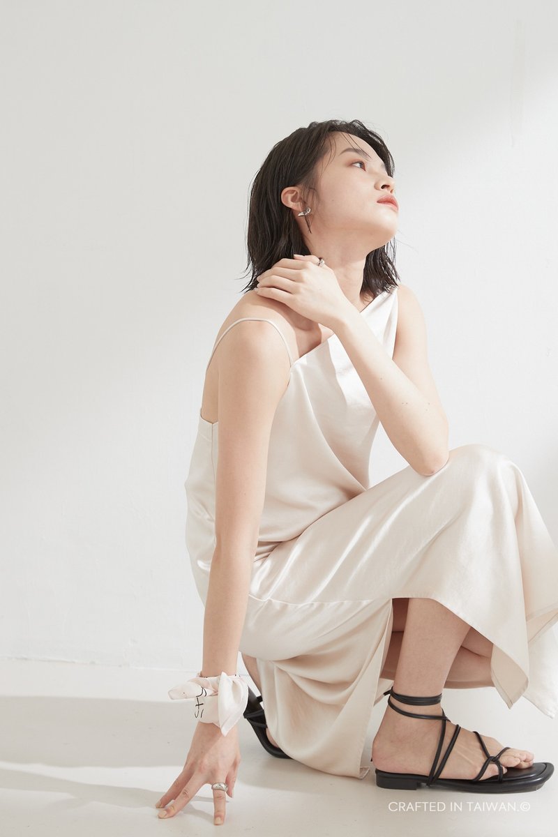 領垂褶感光滑緞面洋裝 / 粉杏色 - 洋裝/連身裙 - 其他人造纖維 粉紅色