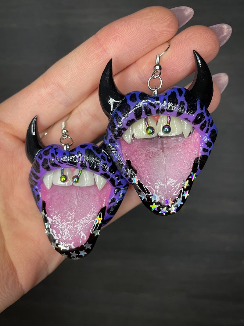 Earrings. Black & blue lips with horns. - ต่างหู - ดินเหนียว 