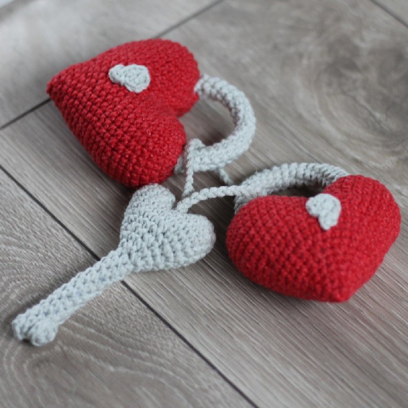 Valentine gift knitted heart, heart decorations, Valentines gift, crochet heart - ของเล่นเด็ก - วัสดุอื่นๆ สีแดง
