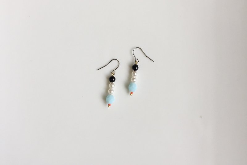 Garden Pearl Horse Earrings - ต่างหู - แก้ว สีน้ำเงิน