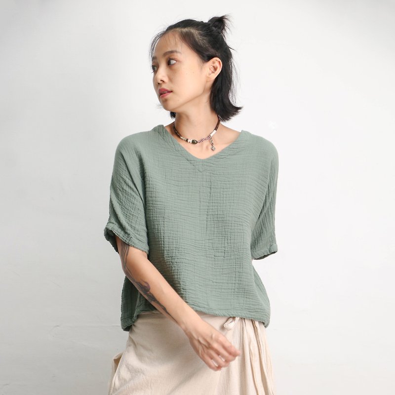 OMAKE wide collar half-sleeved top/double-layer gauze gray green - เสื้อผู้หญิง - ผ้าฝ้าย/ผ้าลินิน สีเขียว