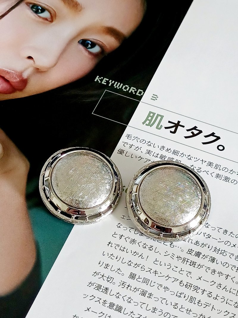 vintage jewelry  典雅圓形霧銀格紋 夾式耳環 - 耳環/耳夾/耳骨夾 - 其他金屬 