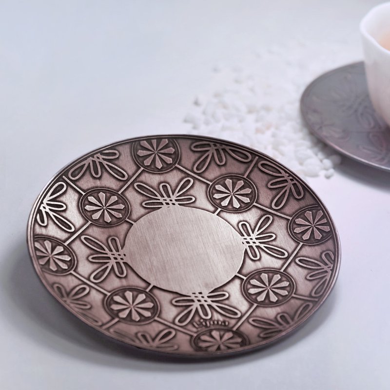 鍛敲蝕刻小茶杯托-吉壽盤長(小吉紋)【客製化】【禮盒】【新年】 - 擺飾/家飾品 - 其他材質 咖啡色