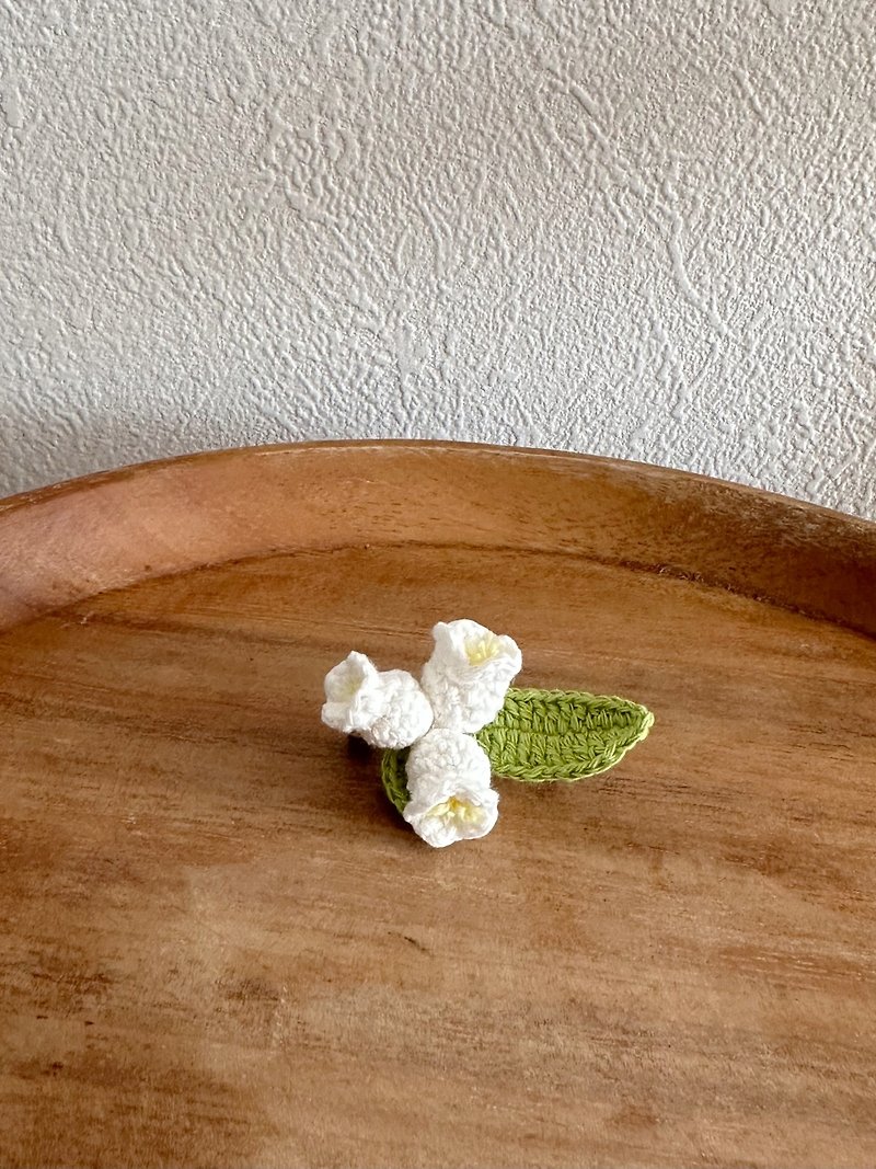 lily of the valley flower lover brooch crochet - เข็มกลัด - ผ้าฝ้าย/ผ้าลินิน หลากหลายสี