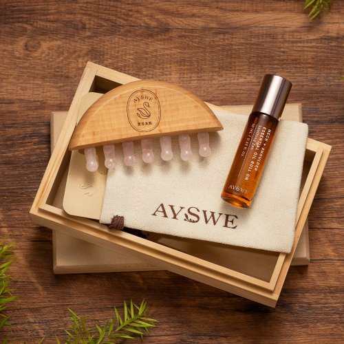 AYSWE 愛蕊友肌 - 敏弱肌的純淨保養 【母親節禮盒l快速出貨】粉晶刮痧櫸木按摩梳 & 舒緩滾珠精油禮盒