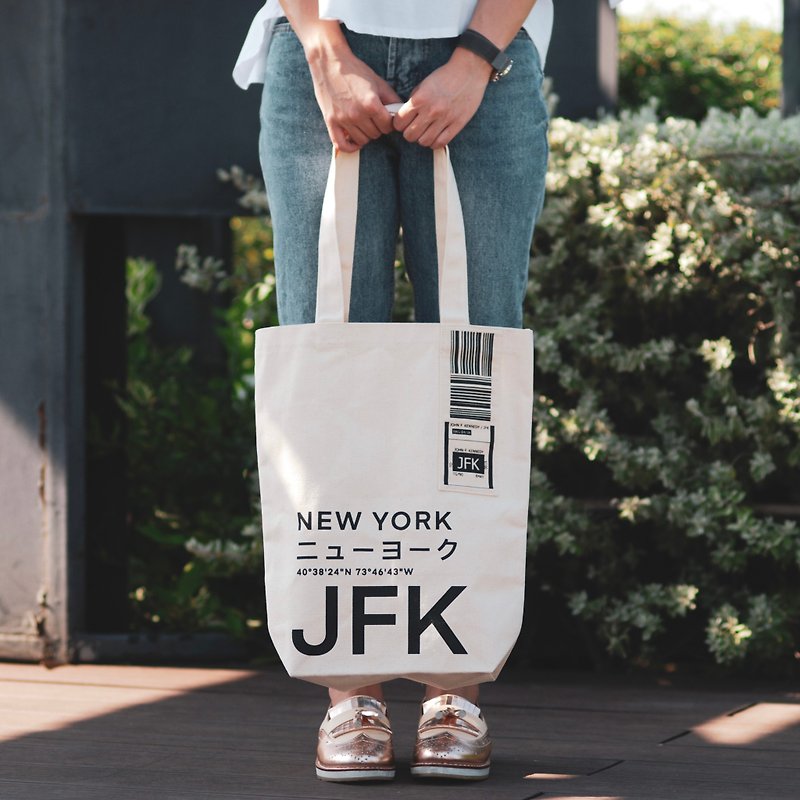 JFK NEW YORK - กระเป๋าผ้าแคนวาส Canvas Tote Bag รุ่น Airport Edition - อื่นๆ - วัสดุอื่นๆ ขาว