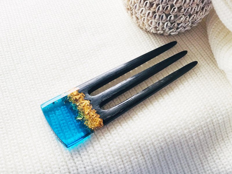 Wooden hair fork with blue resin and gold leaf - เครื่องประดับผม - ไม้ สีน้ำเงิน