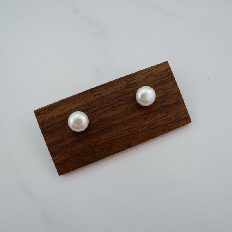 Freshwater Pearl  stud earring - 耳環/耳夾/耳骨夾 - 珍珠 白色