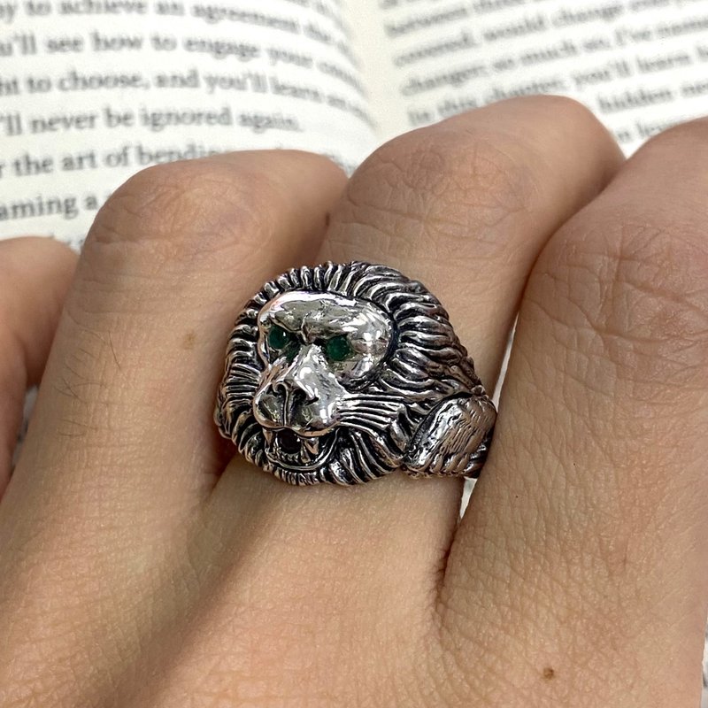 Antique Style Lion Head Ring with Emerald Stone 925 Sterling Silver - 戒指 - 純銀 銀色