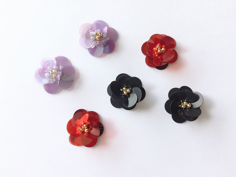 Flower sequins handmade earrings ear ear pin / ear clip multicolor - ต่างหู - วัสดุอื่นๆ สีแดง