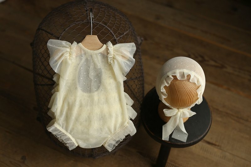 White bodysuit with lace for newborn girls: the perfect outfit for a little girl - 嬰兒手鍊/飾品 - 其他金屬 白色