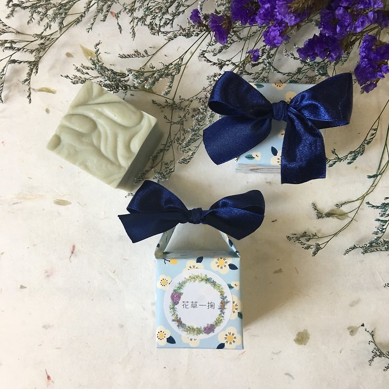 Blue ribbon handmade soap small gift - สบู่ - พืช/ดอกไม้ สีน้ำเงิน