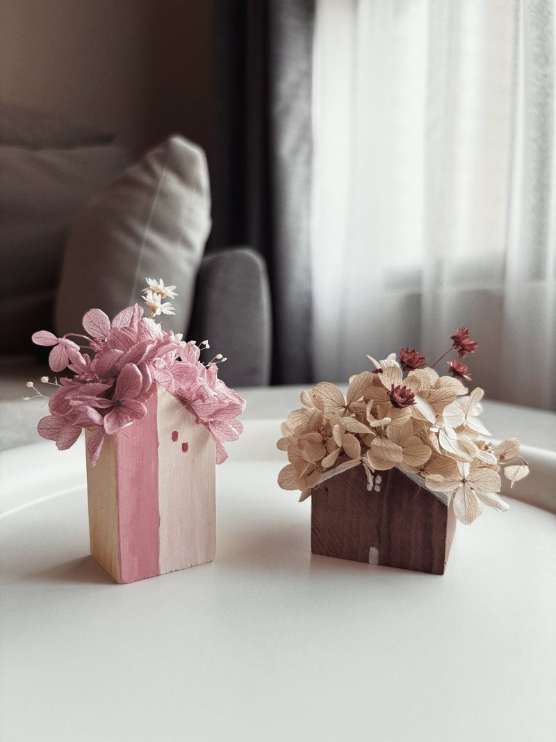 繡球花小屋- 手繪療癒感原木小房子 | 手繪.乾燥.永生花 - 擺飾/家飾品 - 木頭 咖啡色