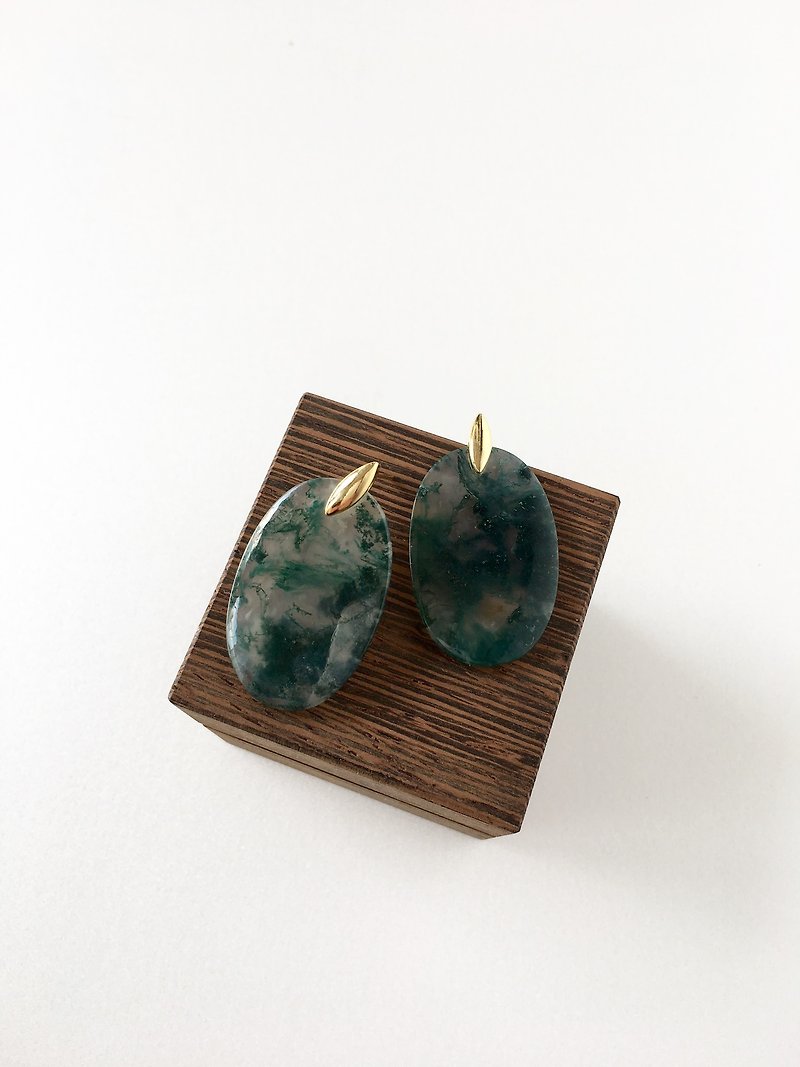 Moss agate Brass stud-earring - 耳環/耳夾 - 半寶石 綠色