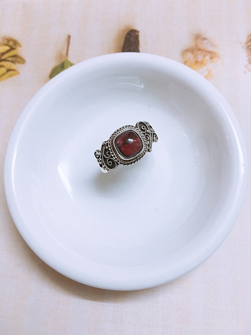 Garnet Finger Ring Handmade in Nepal 92.5% Silver - แหวนทั่วไป - เครื่องประดับพลอย 