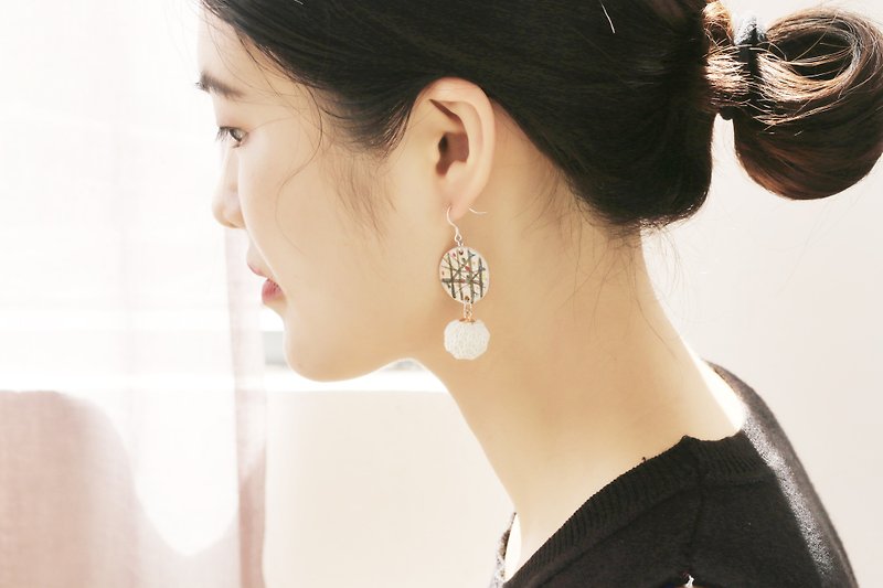 Dotted ceramic earrings - ต่างหู - ดินเผา ขาว