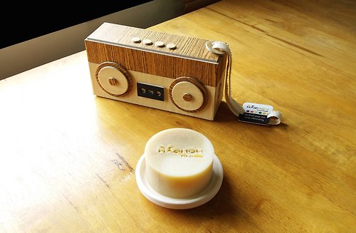 pikathom-herb 手工肥皂 2 入裝禮物盒 手提收音機造型 2 - 奶油色/棕色