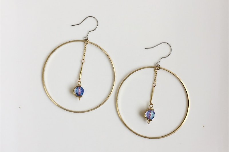 Big brass circle drape shape earrings - ต่างหู - แก้ว สีม่วง
