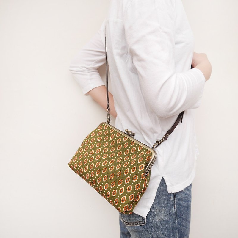 Terry two shoulder bag shoulder bag / phone bag / mouth gold package [made in Taiwan] - กระเป๋าแมสเซนเจอร์ - โลหะ สีเขียว