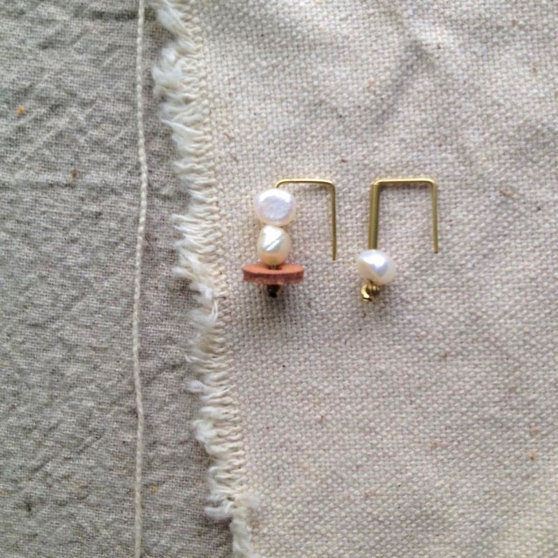 Natural pearl leather brass earrings - ต่างหู - เครื่องเพชรพลอย 