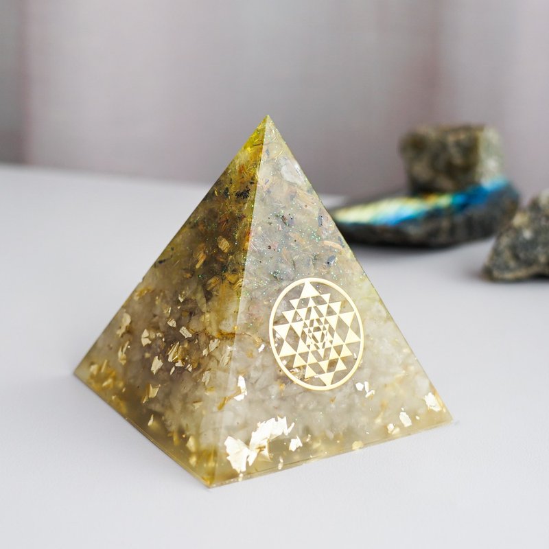 【白晶、金髮晶】奧根水晶能量金字塔Orgonite 8x8 cm - 擺飾/家飾品 - 水晶 多色