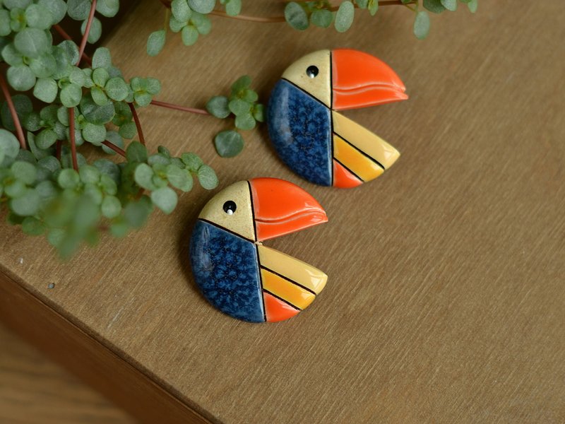 Pottery tropical toucan pin brooch - 胸針 - 陶 藍色