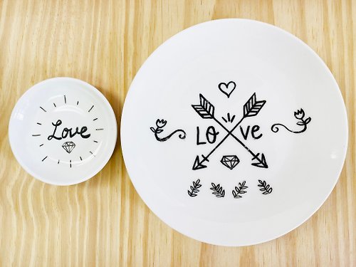 作畫話drawspeak工作室 手繪白色瓷盤 LOVE 一大一小 餐盤/置物盤/生日禮物/情人禮物