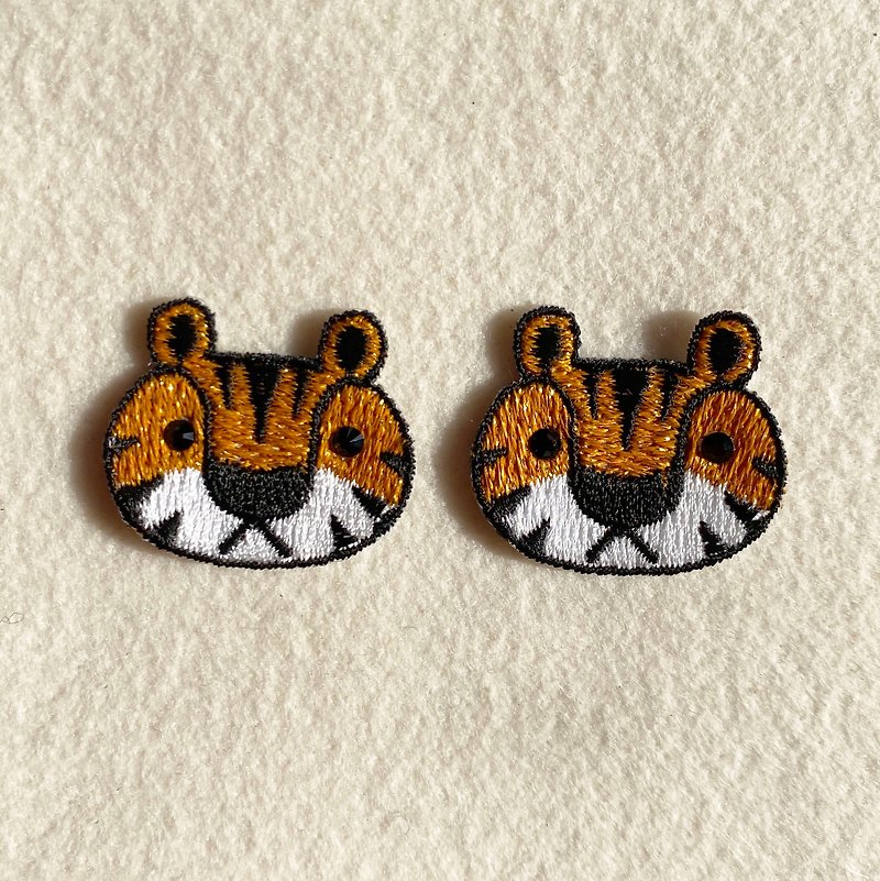 Charms tiger Embroidered badge - เข็มกลัด/พิน - งานปัก สีส้ม