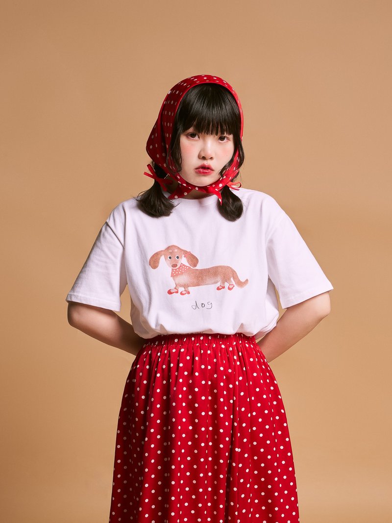 Unicutie Original Wearing Mary Jane's Dachshund Fun Illustration T-shirt - เสื้อยืดผู้หญิง - ผ้าฝ้าย/ผ้าลินิน ขาว