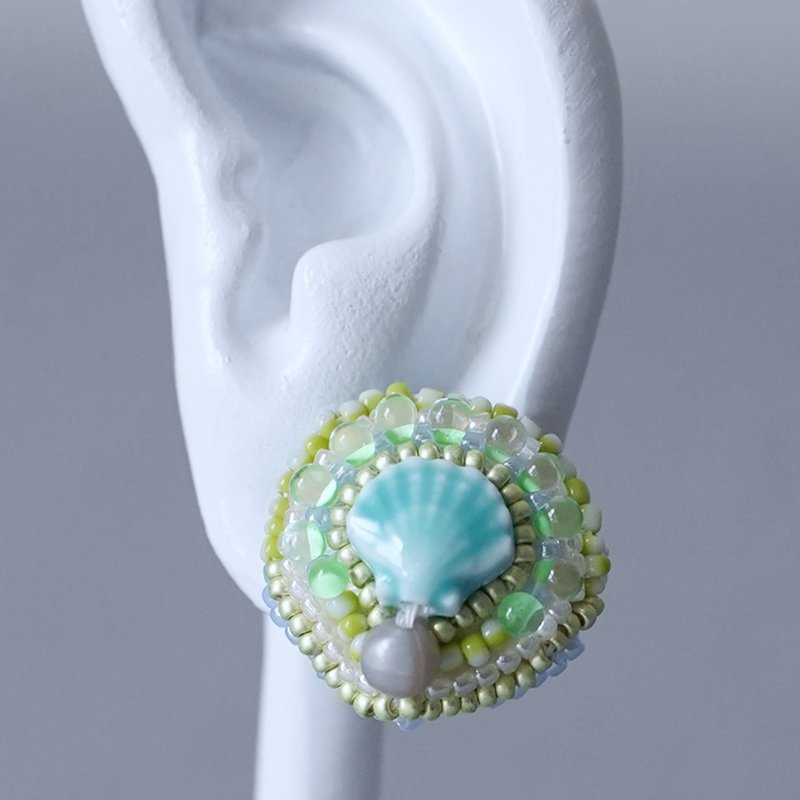 おしゃべりなピアス 12　グリーン　シェル　カラフル　おおぶり　サージカルステンレスピアス　一点もの　ビーズ刺繍 - ピアス・イヤリング - ガラス グリーン