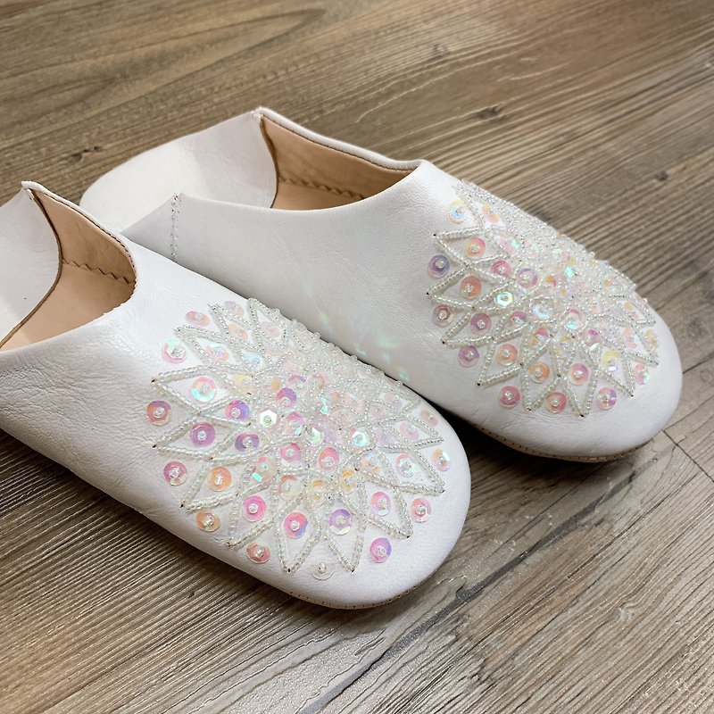 Moroccan hand-embroidered sheepskin mute indoor slippers indoor shoes Babouche - รองเท้าแตะในบ้าน - หนังแท้ ขาว