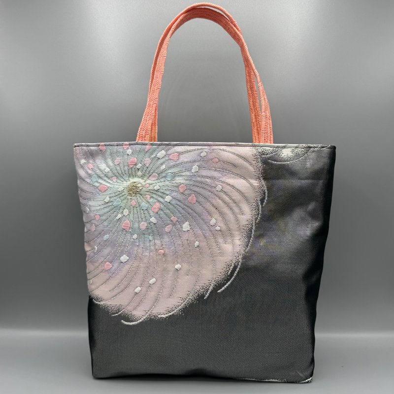 着物 帯 帯締め ハンドメイド トートバッグ リメイク 六通柄袋帯 唐織 舞花文 黒地 - 手提包/手提袋 - 絲．絹 黑色