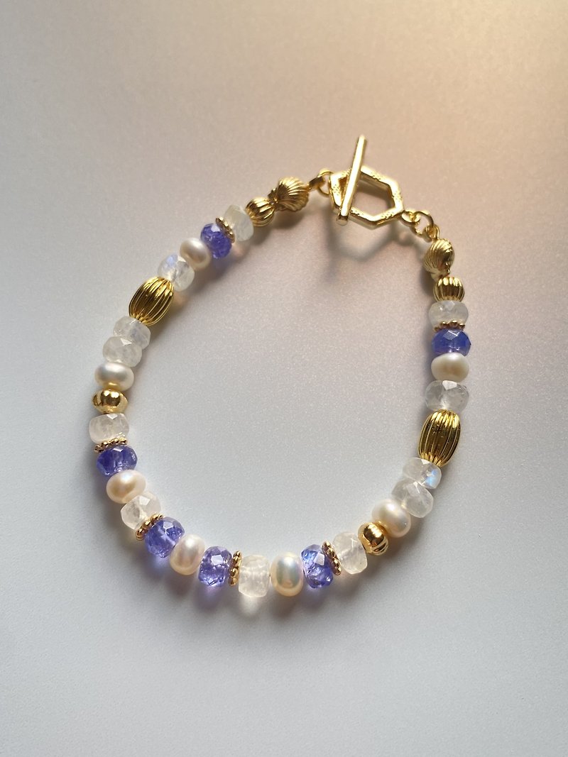 [Paris Series: Palace of Versailles] Guardian Love Bracelet Transparent Tanzanite/Blue Moonlight/Freshwater Pearl - Bracelets - Gemstone White