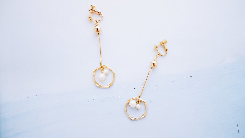 綻放--淡水真珠金屬造型圓框耳環 - 耳環/耳夾 - 其他金屬 金色