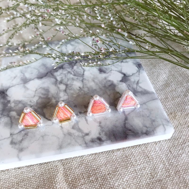 手作刺繡//神秘三角耳環-橘粉泡泡//可改夾式 - 耳環/耳夾/耳骨夾 - 繡線 粉紅色