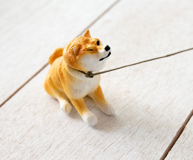 柴犬 家に帰りたくない柴犬 手作りの彫刻置物 紐付き ショップ Magger 置物 Pinkoi