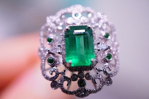 台北奧斯珠寶｜客製莫桑石、莫桑鑽、GIA鑽石、彩色寶石 台北奧斯珠寶 母綠戒指戒指1.95克拉